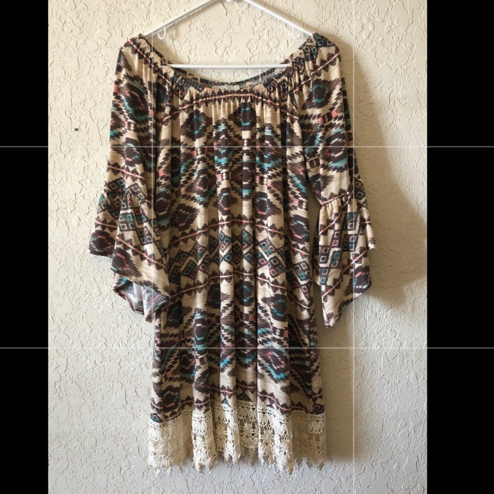 💙 Patterned shirt with lace trim!!
